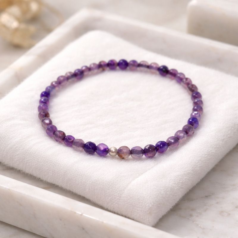 Fioletowa bransoletka z agatami i srebrnym oczkiem