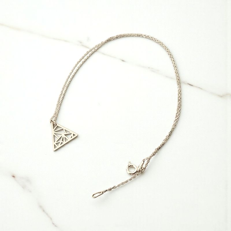Srebrny naszyjnik z trójkątem