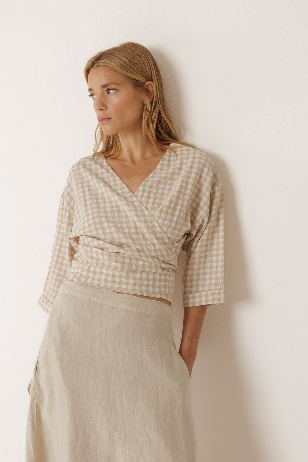 blouse indi and cold crop cache coeur beige grah