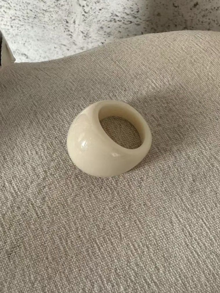 bague acrylique creme oversize