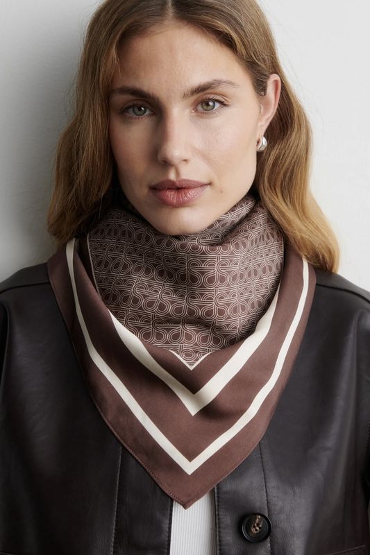 Foulard Seconf female isola monochrome