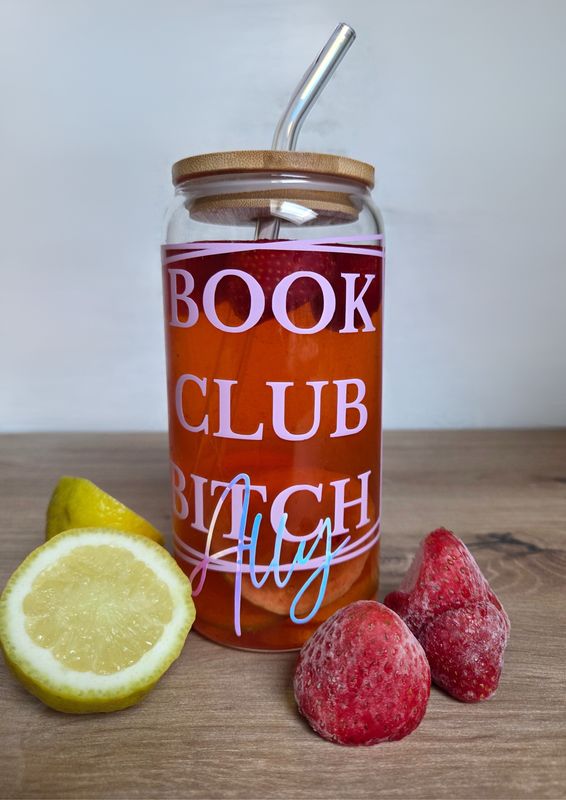 Glastumbler "BOOK CLUB B*TCH" mit Bambusdeckel und Glasstrohhalm