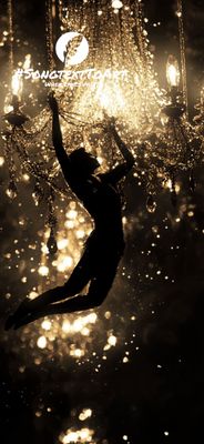 Light Up Your Screen with the &quot;Chandelier&quot; 8K Mobile Background – Just €1!