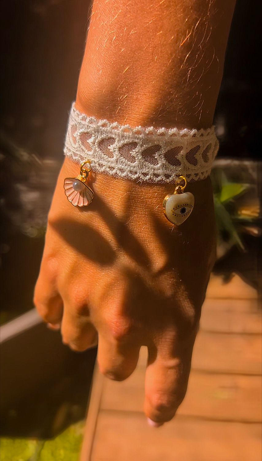 Bracelet en dentelle coeur et charmes