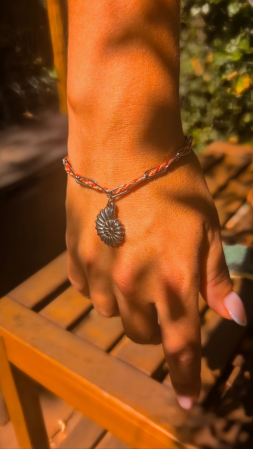 Bracelet cordon et coquillage