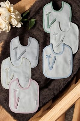 Baberos con porta chupete – Piquet y rizo