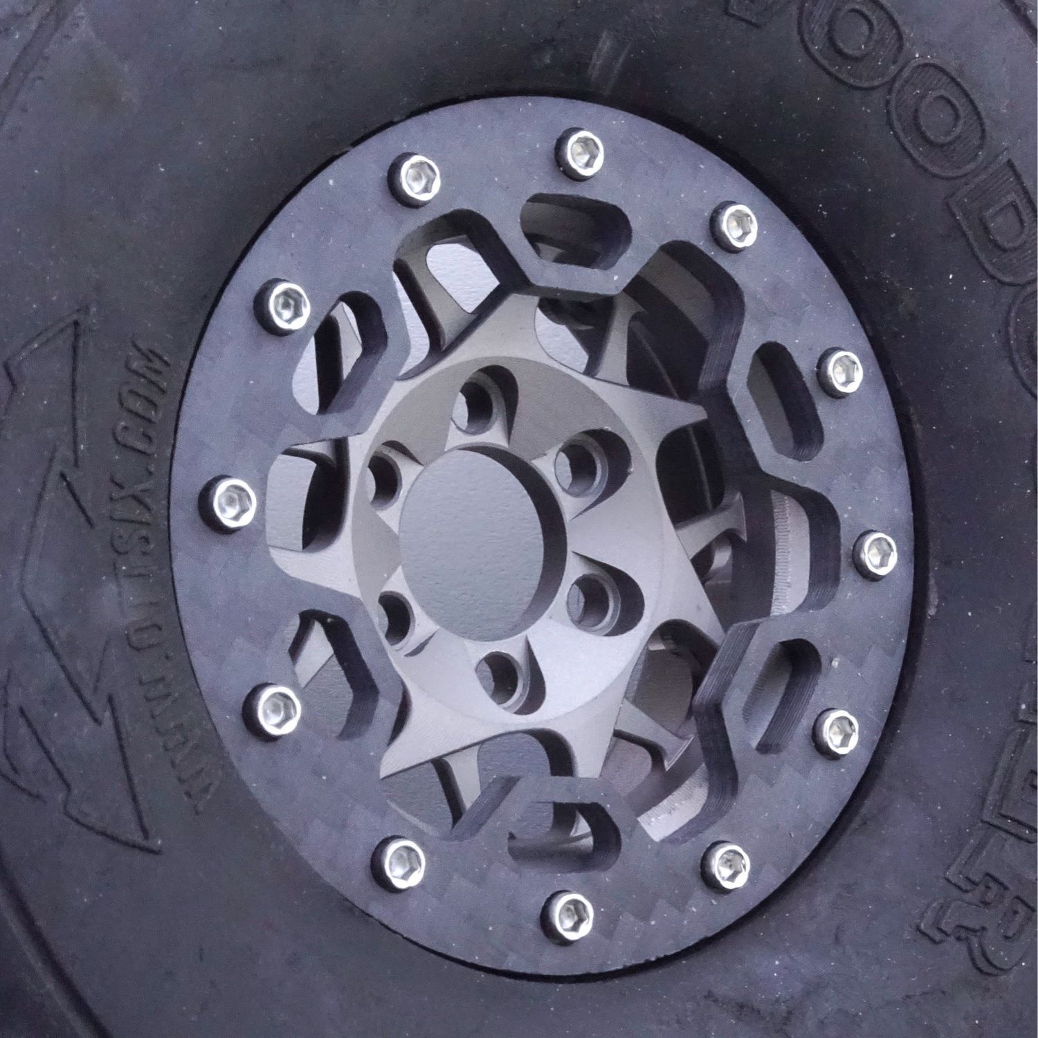 Tech Factory Racing Carbon Fiber Comp Seriels 1.9 Beadlock Rings for Vanquish Wheels (Recon) (4)