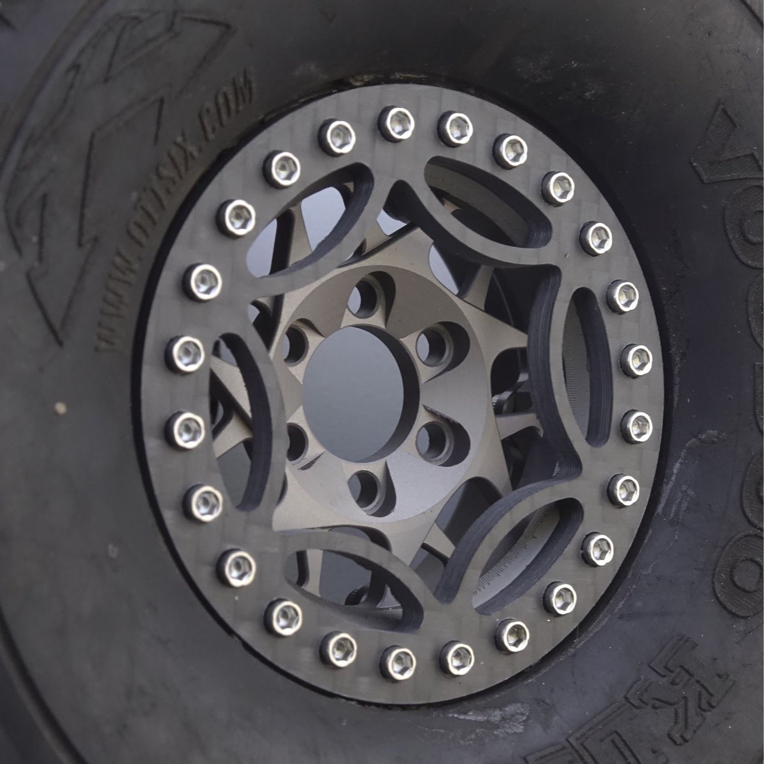 Tech Factory Racing Carbon Fiber Comp Seriels 1.9 Beadlock Rings for Vanquish Wheels (Black Widow) (4)