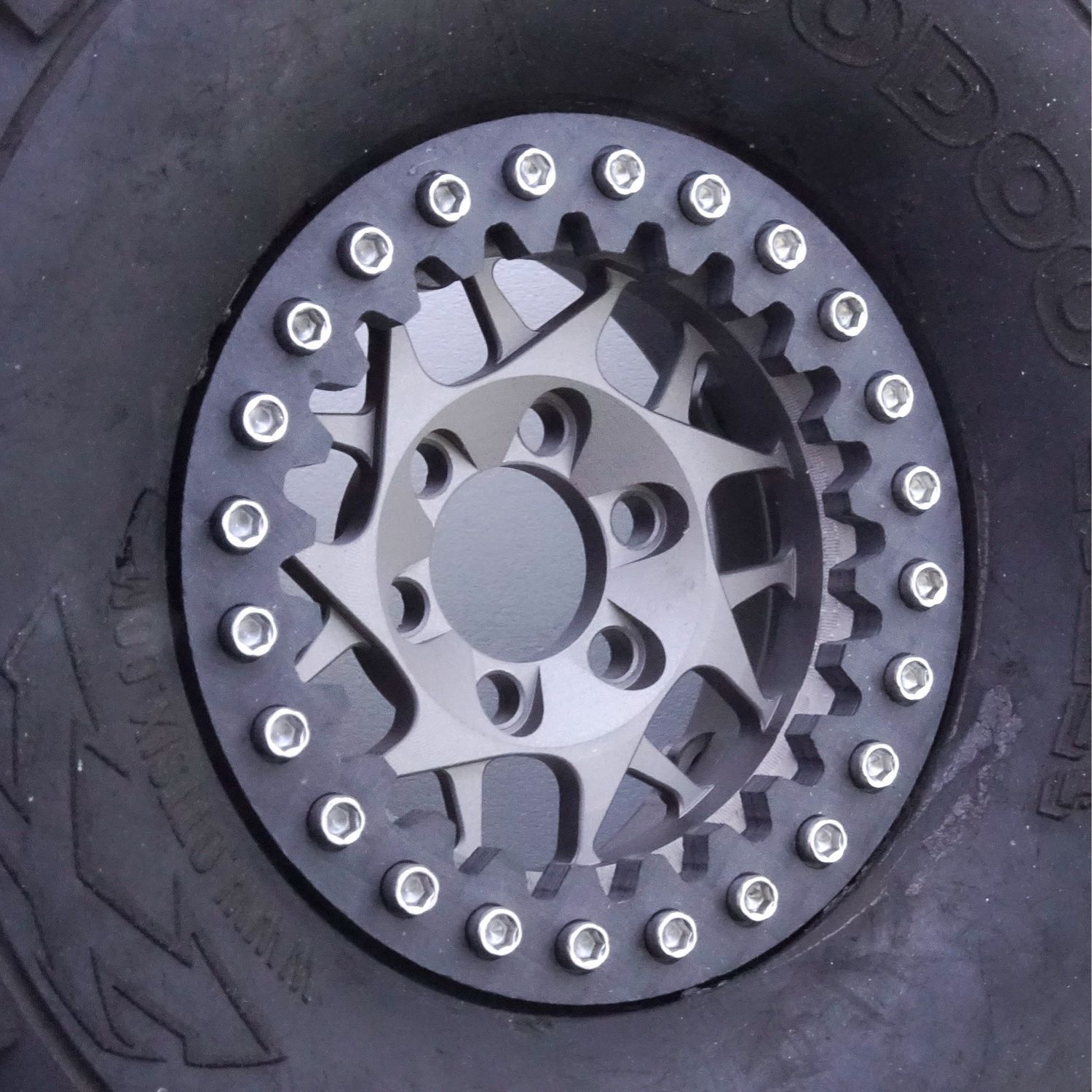 Tech Factory Racing Carbon Fiber Comp Seriels 1.9 Beadlock Rings for Vanquish Wheels (Grit) (4)