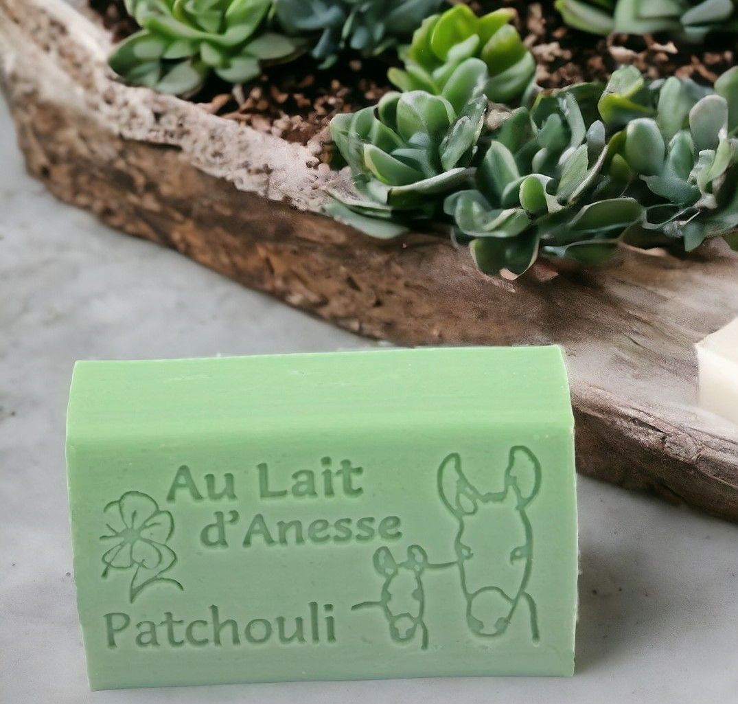 Savon au lait Anesse Biologique, parfumé au Patchouli.