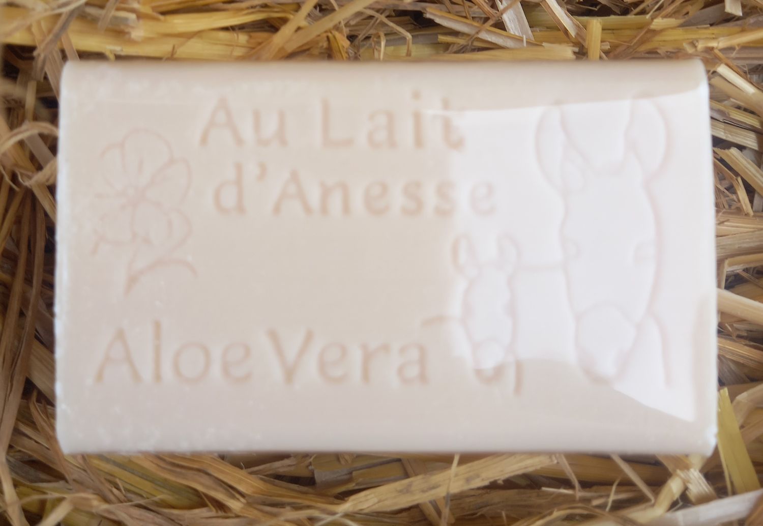 Savon à la senteur de l'Aloe vera enrichi de 8 % de lait d'Ânesse bio.