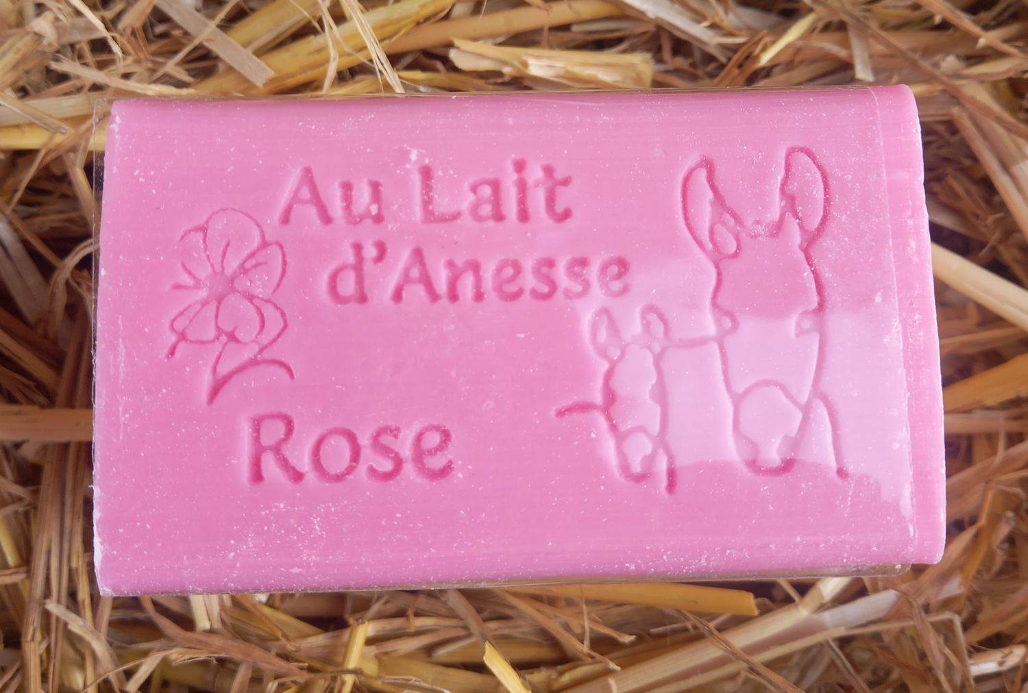 Savon parfumé à la Rose avec 8% de lait d'Ânesse bio.