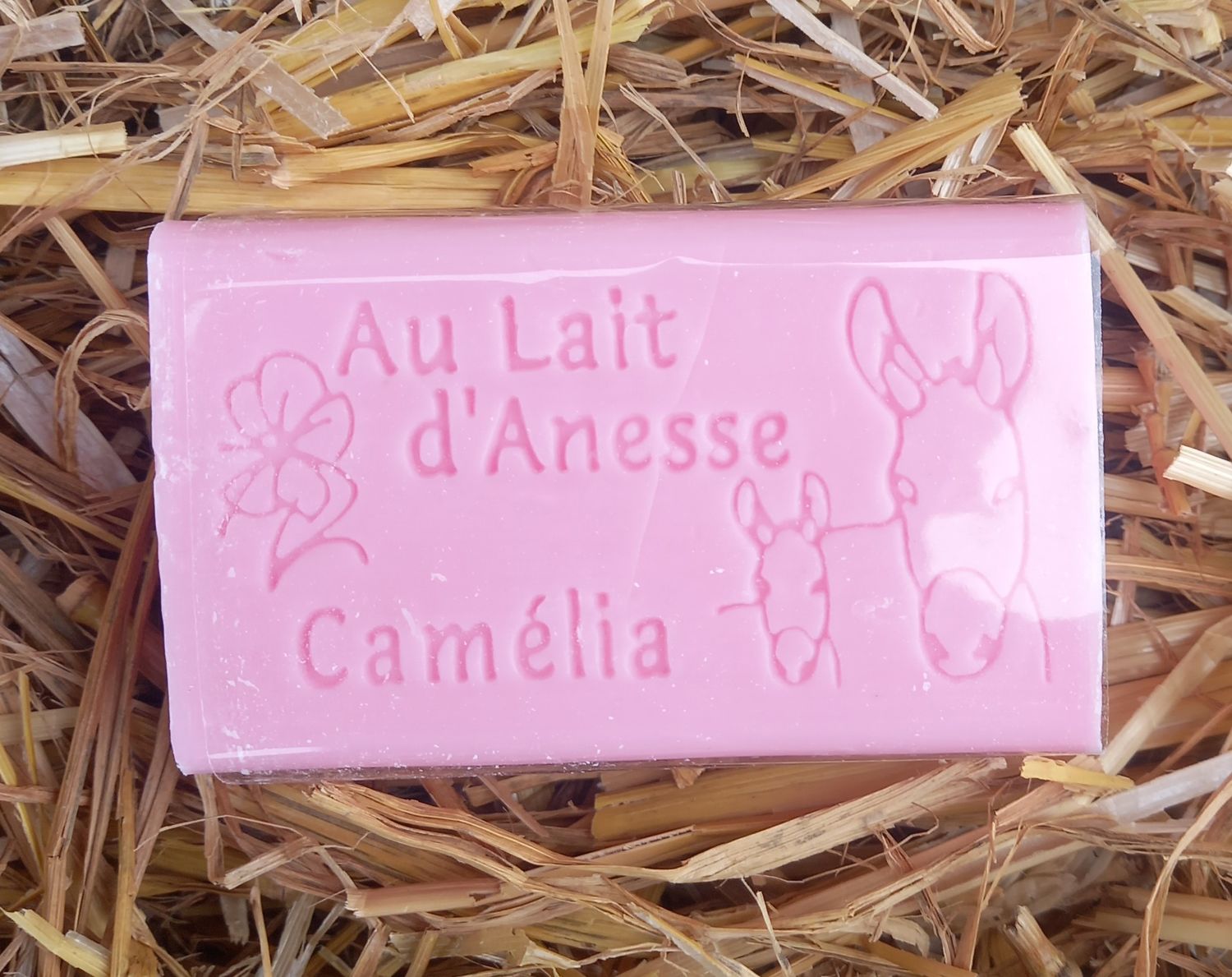 Savon parfumé au Camélia avec 8% de lait d'Ânesse bio.
