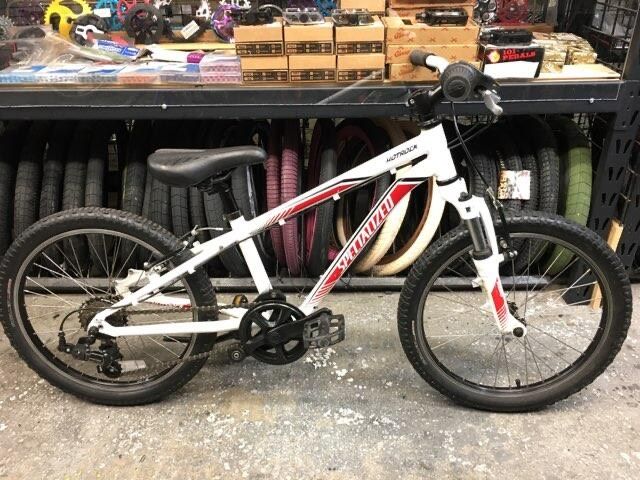 USED Specialized HotRock MTB 20&quot; - White / Red