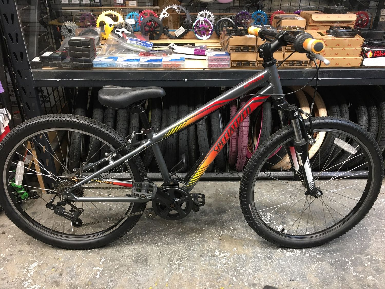 USED Specialized HotRock MTB 24&quot; - Grey/ Red