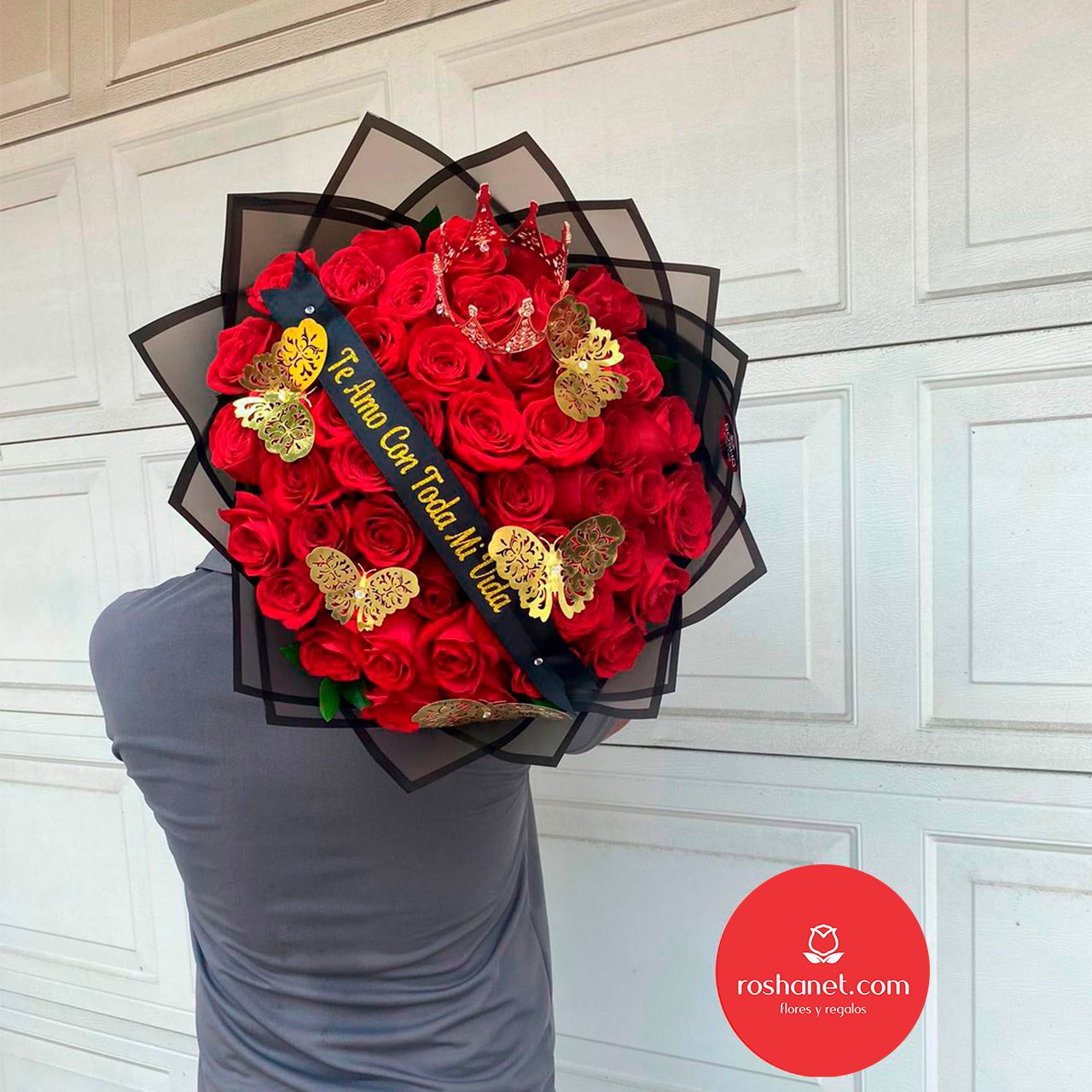 ramo con 50 rosas y accesorios