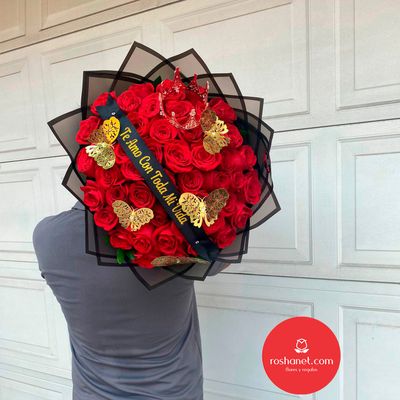 ramo con 50 rosas y accesorios