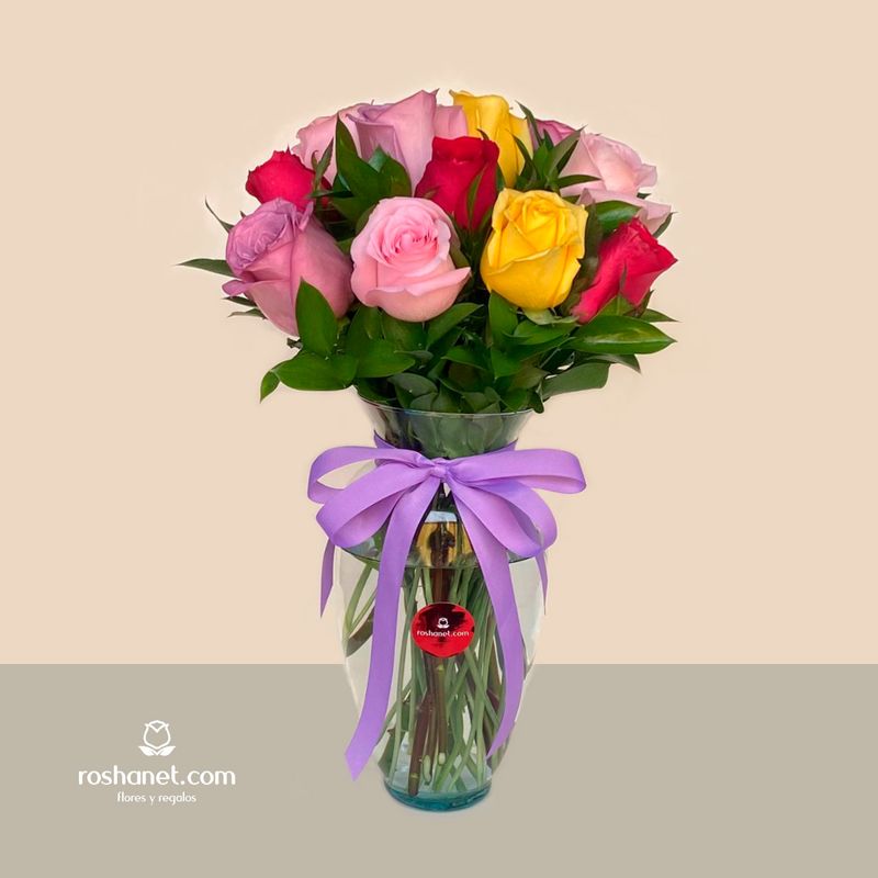 12 rosas multicolor en jarrón
