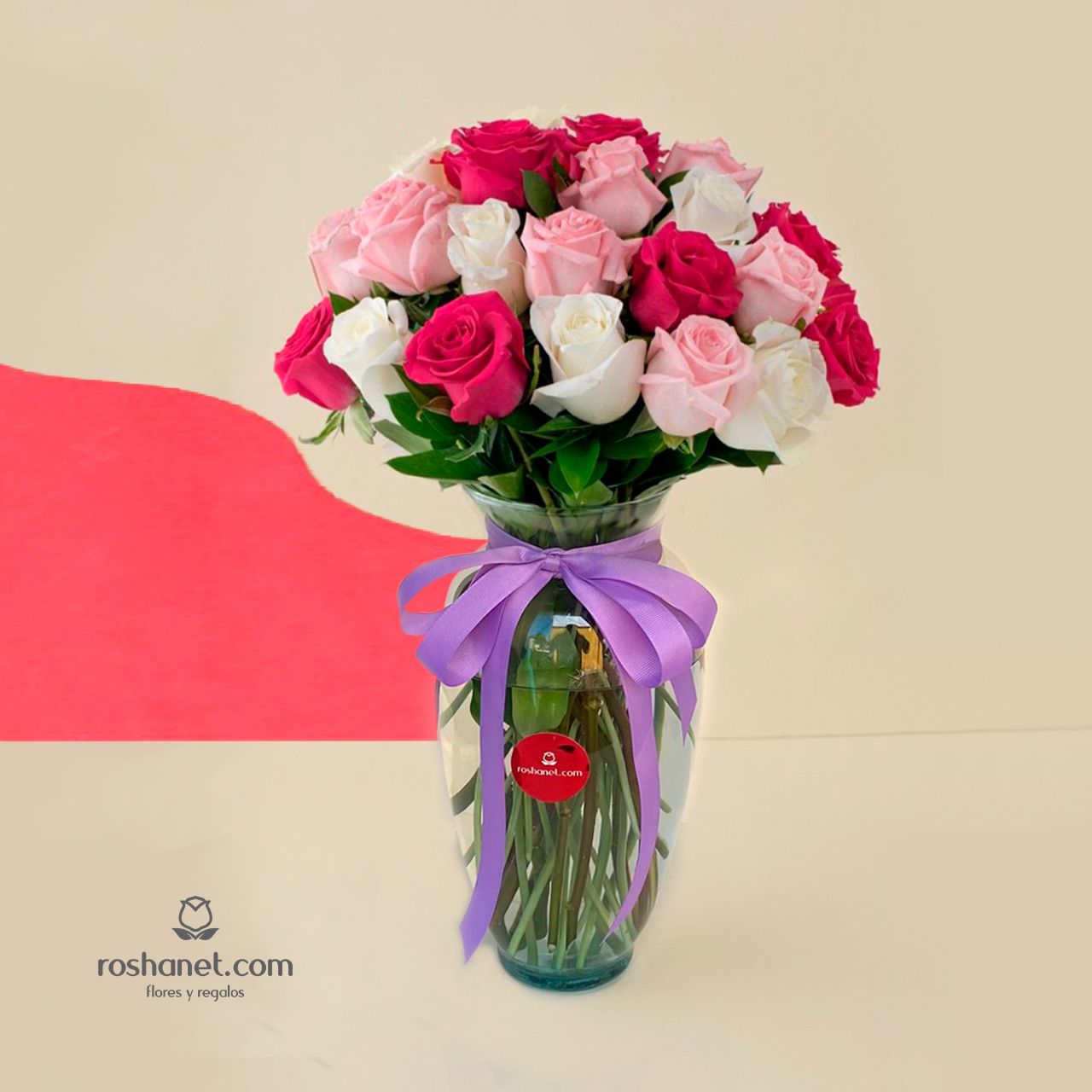 24 rosas multicolor en jarrón