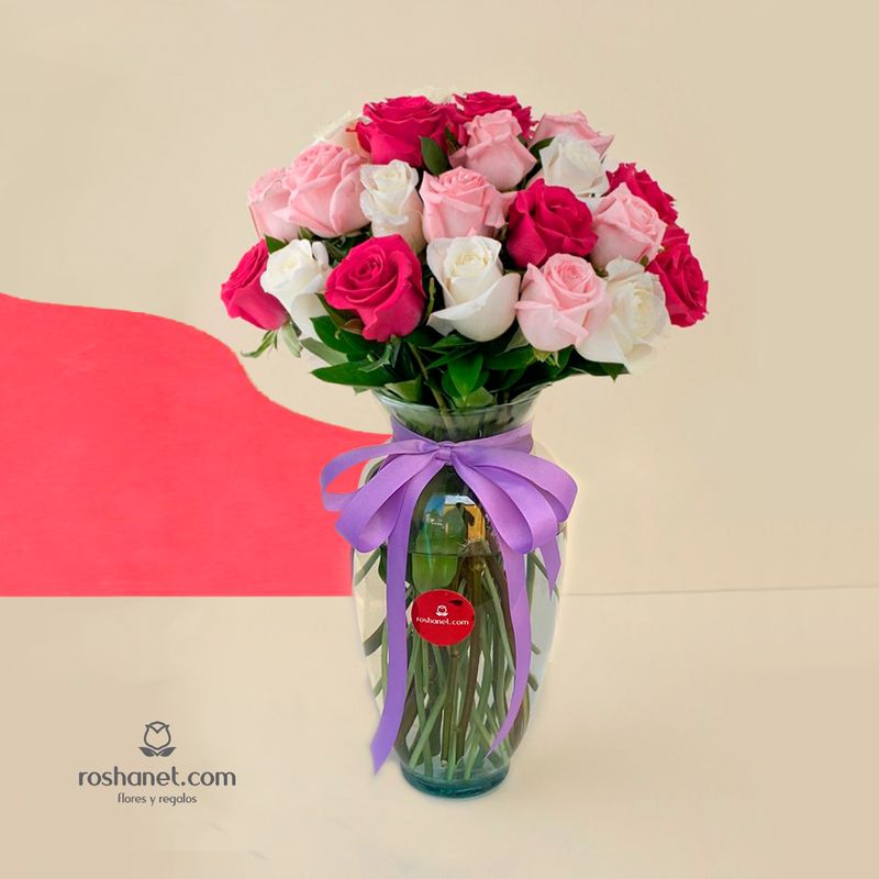 24 rosas multicolor en jarrón