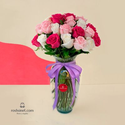 24 rosas multicolor en jarrón