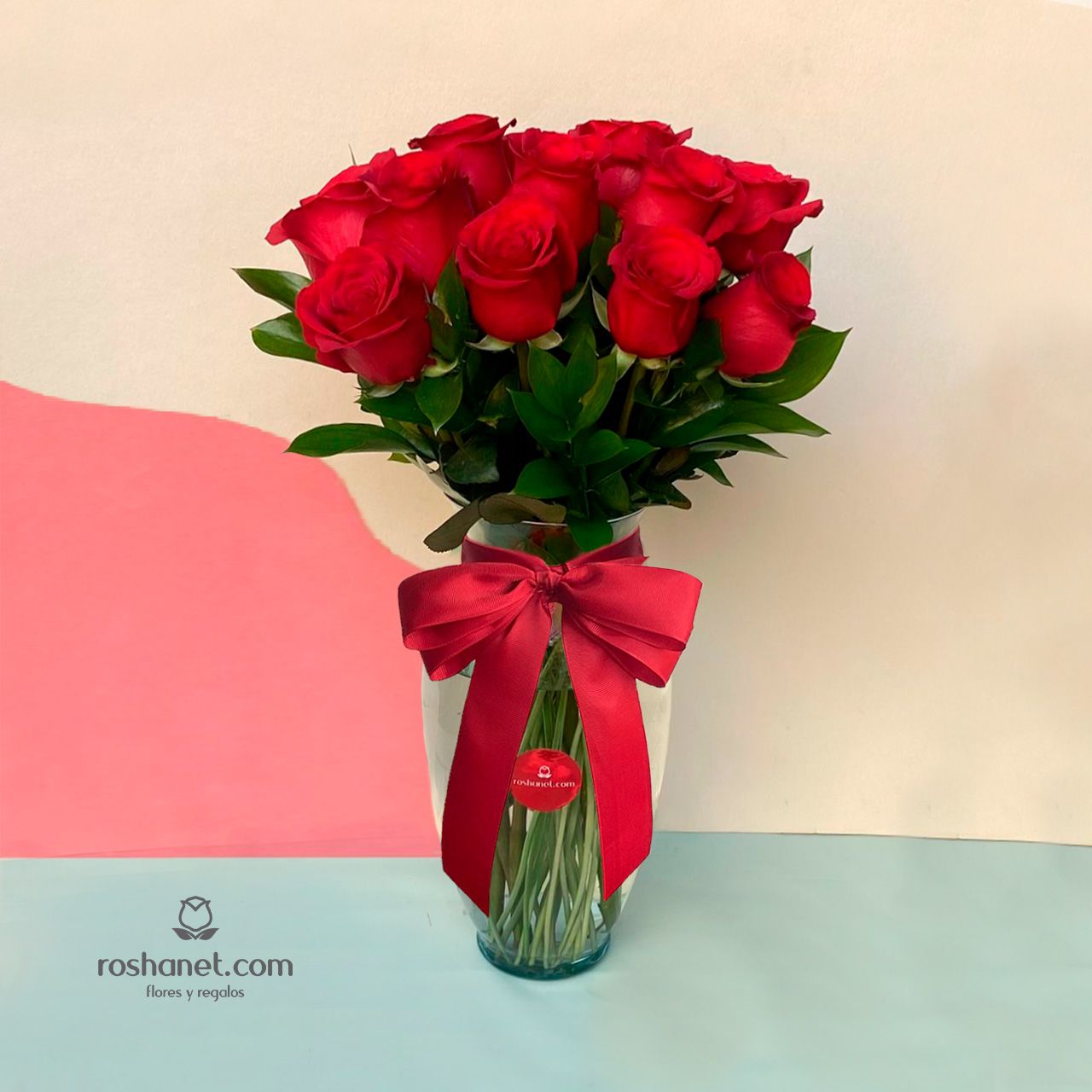 12 rosas rojas en jarrón