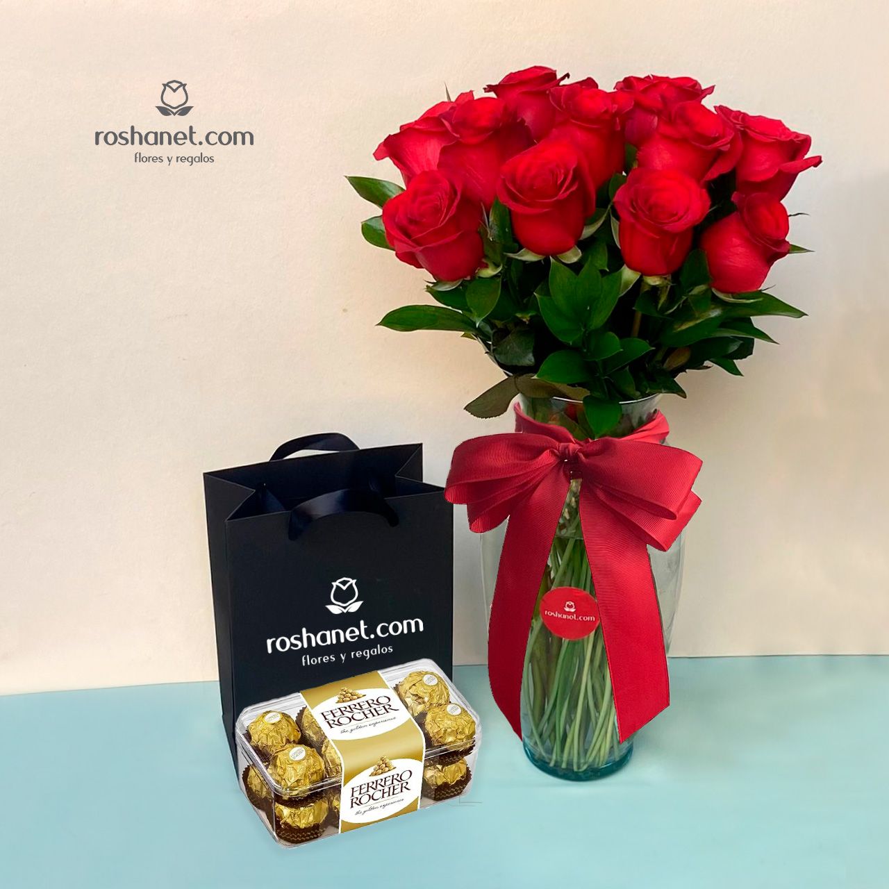 Jarrón con 12 rosas y chocolates