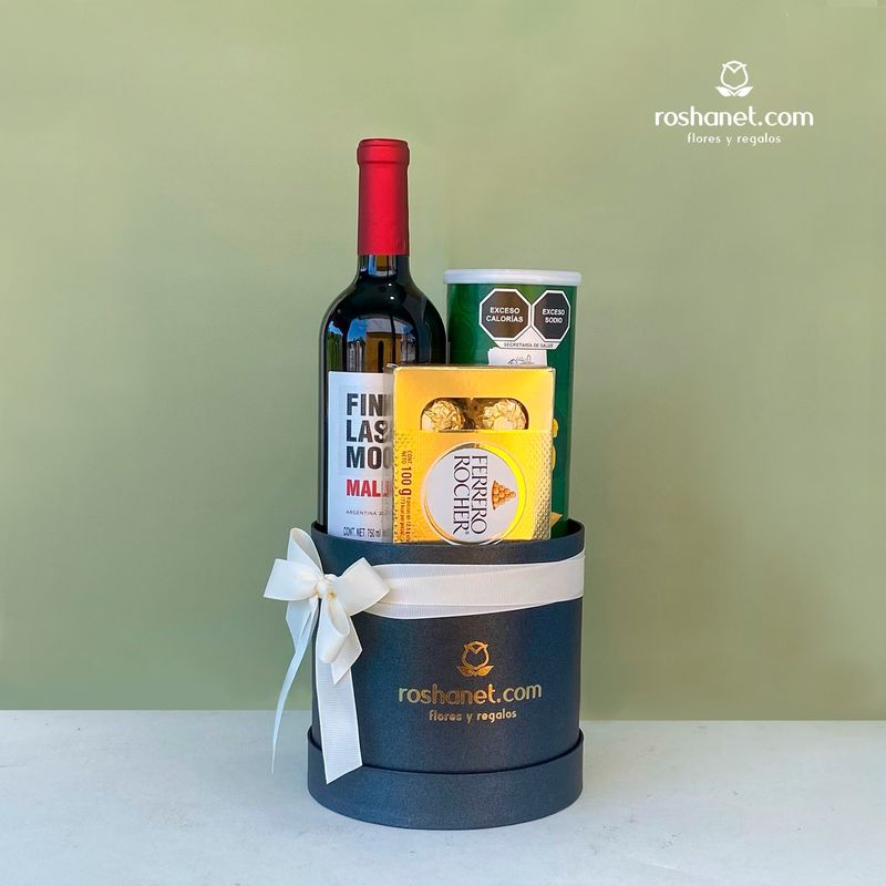 Caja con vino, chocolates y papas