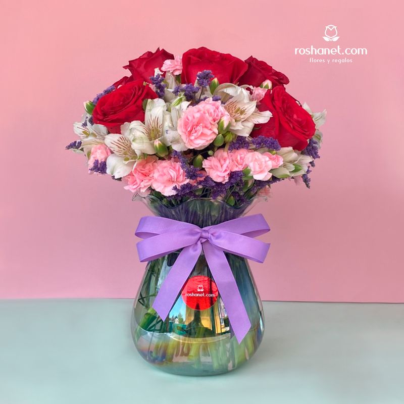 Jarrón rosas rojas y flores variadas