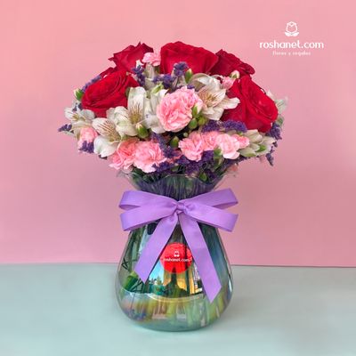 Jarrón rosas rojas y flores variadas