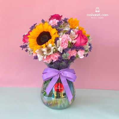 Girasoles y rosas en jarrón
