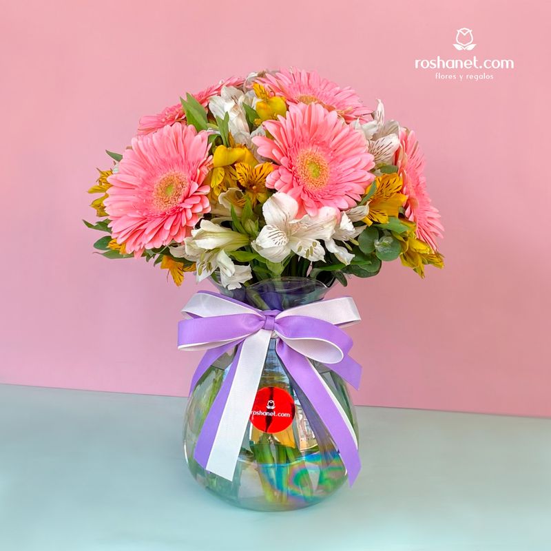 Jarrón con gerberas rosadas