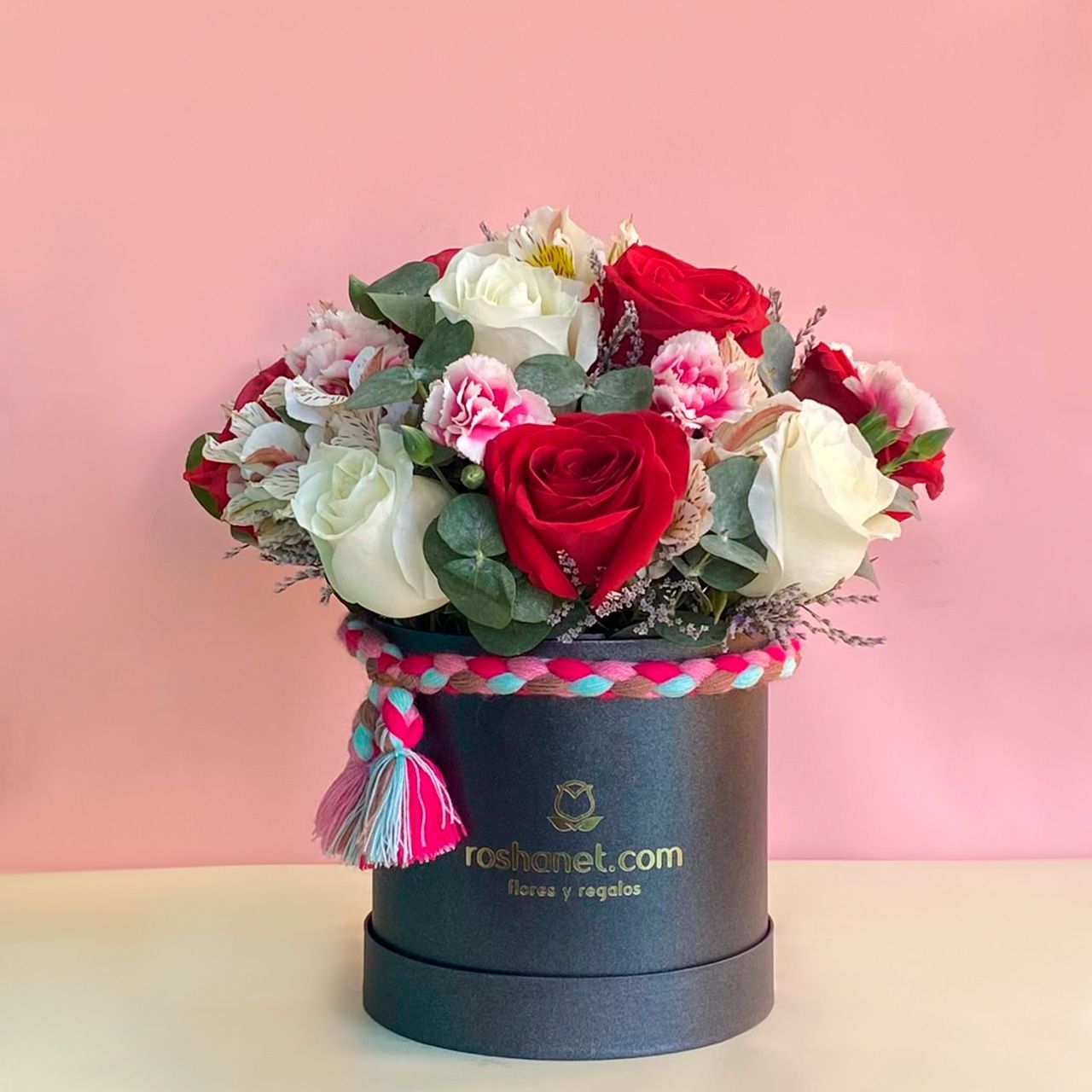 Rosas rojas y blancas en caja