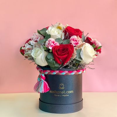 Rosas rojas y blancas en caja