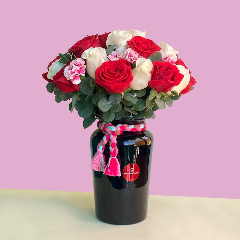 18 rosas en jarrón negro