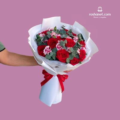 Ramo de 12 rosas y clavelinas