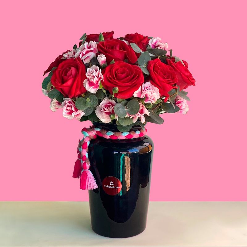 12 rosas en jarrón negro