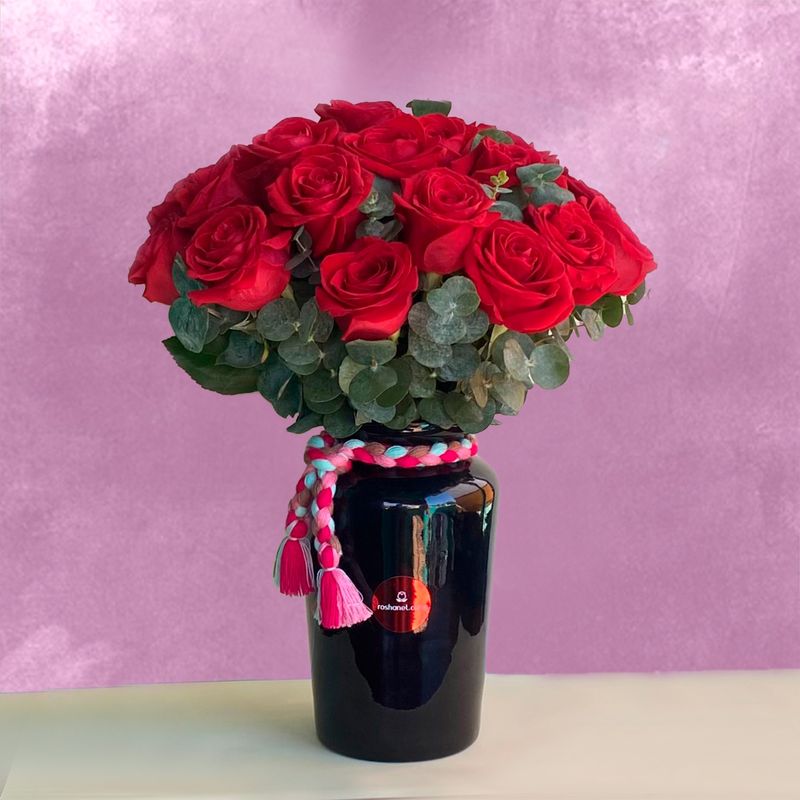 24 rosas en jarrón negro