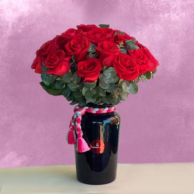 24 rosas en jarrón negro