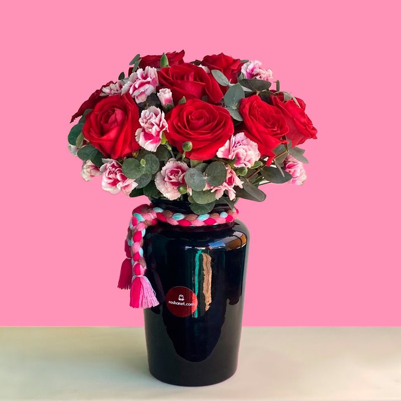 12 rosas en jarrón negro