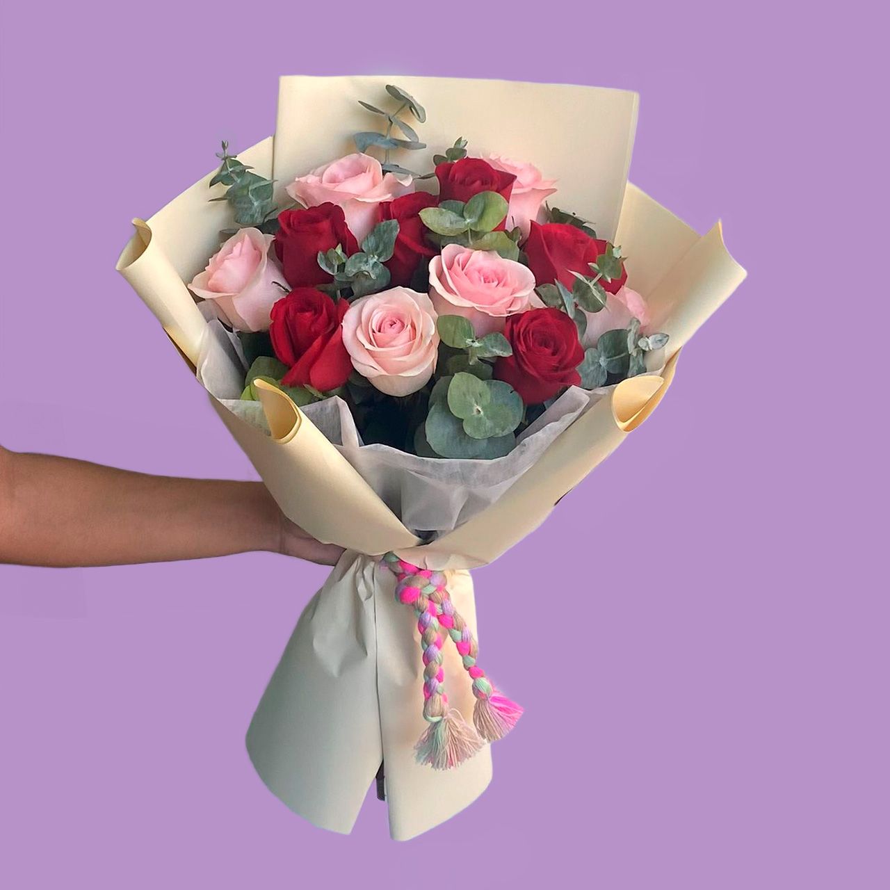 Ramo de rosas rojas y rosadas