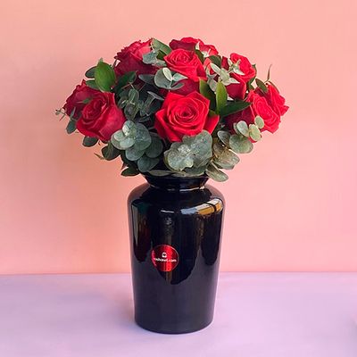 Rosas Rojas En Jarrón Negro