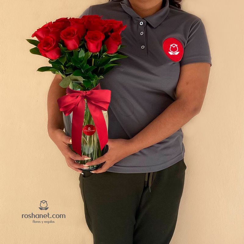12 Rosas Rojas En Jarrón