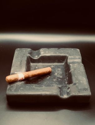 Beton Zigarrenbecher im glatten Design | 4-eckig - 19cm
