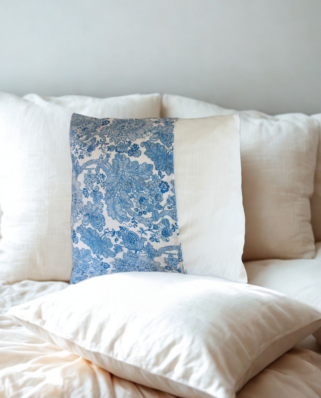 Cojín ‘Fleur’ azul y blanco
