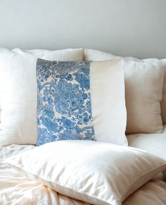 Cojín ‘Fleur’ azul y blanco