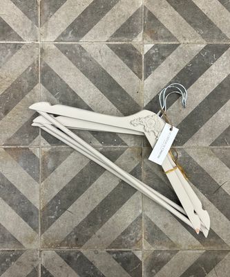 Perchas Madera Gris