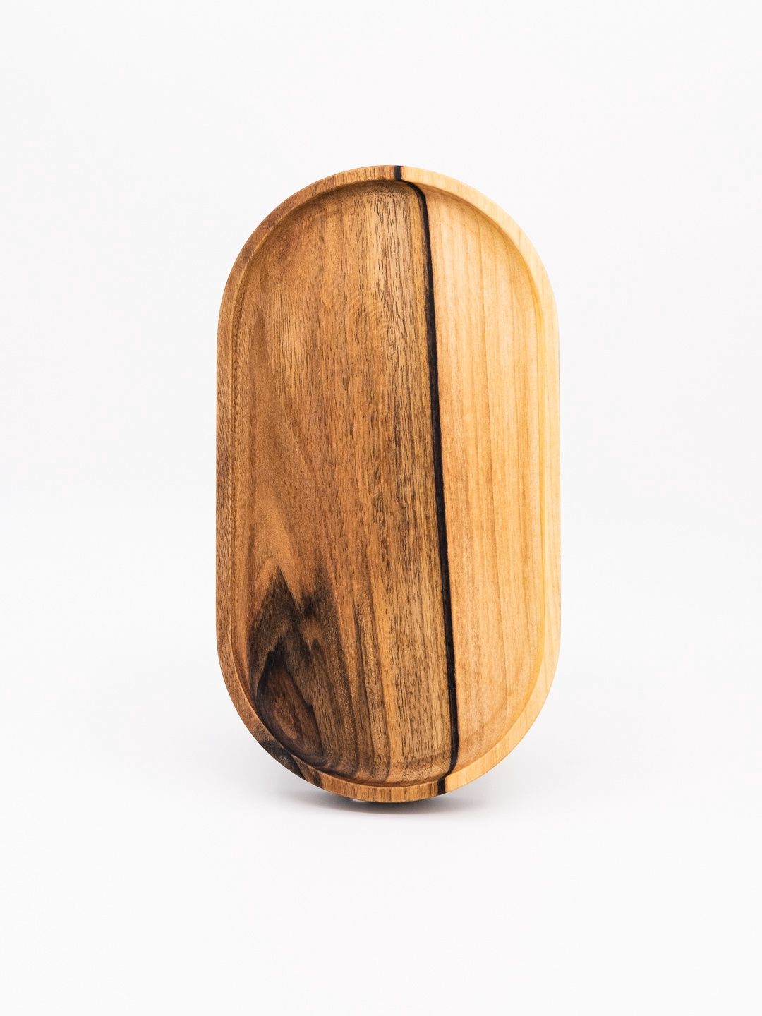 Oval plate, Material: Walnut wood