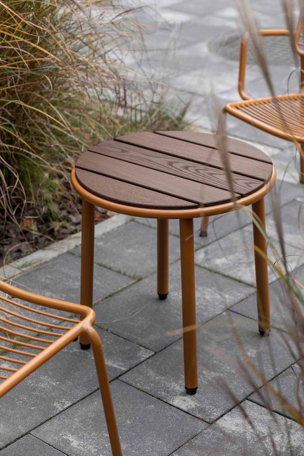 Misto Law Table