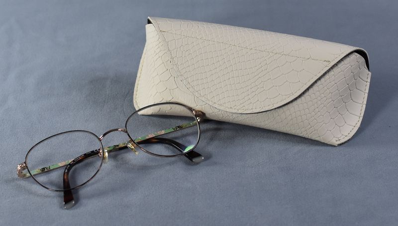 Étuis à lunettes beige effet python